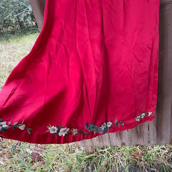 Vintage 50s Hand Embroidered PEACOCKS FLOWERS Long SKIRT Red Satin 32" waist - Picture 3 of 11